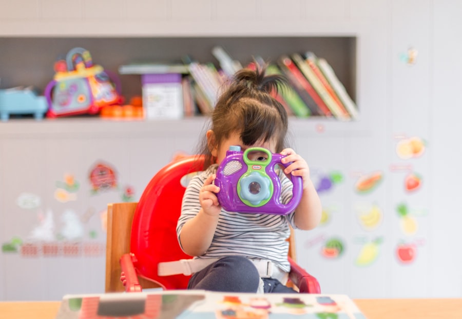 Una niña pequeña jugando con una cámara de juguete